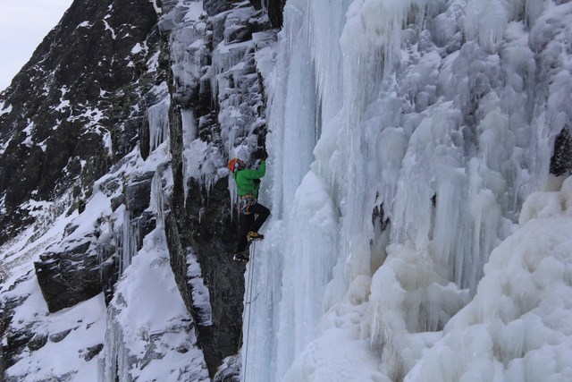 Sortie école d'aventure du club alpin de Bagnères-de-Bigorre à la cascade de glace d'Aragnouet